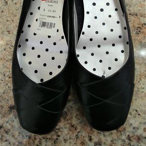 Hush Puppies black flats size 8 - Great condition!